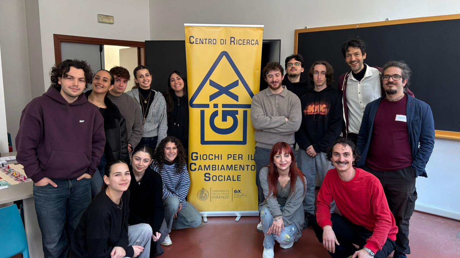 Studenti al lavoro attorno a un tavolo durante un laboratorio di game design